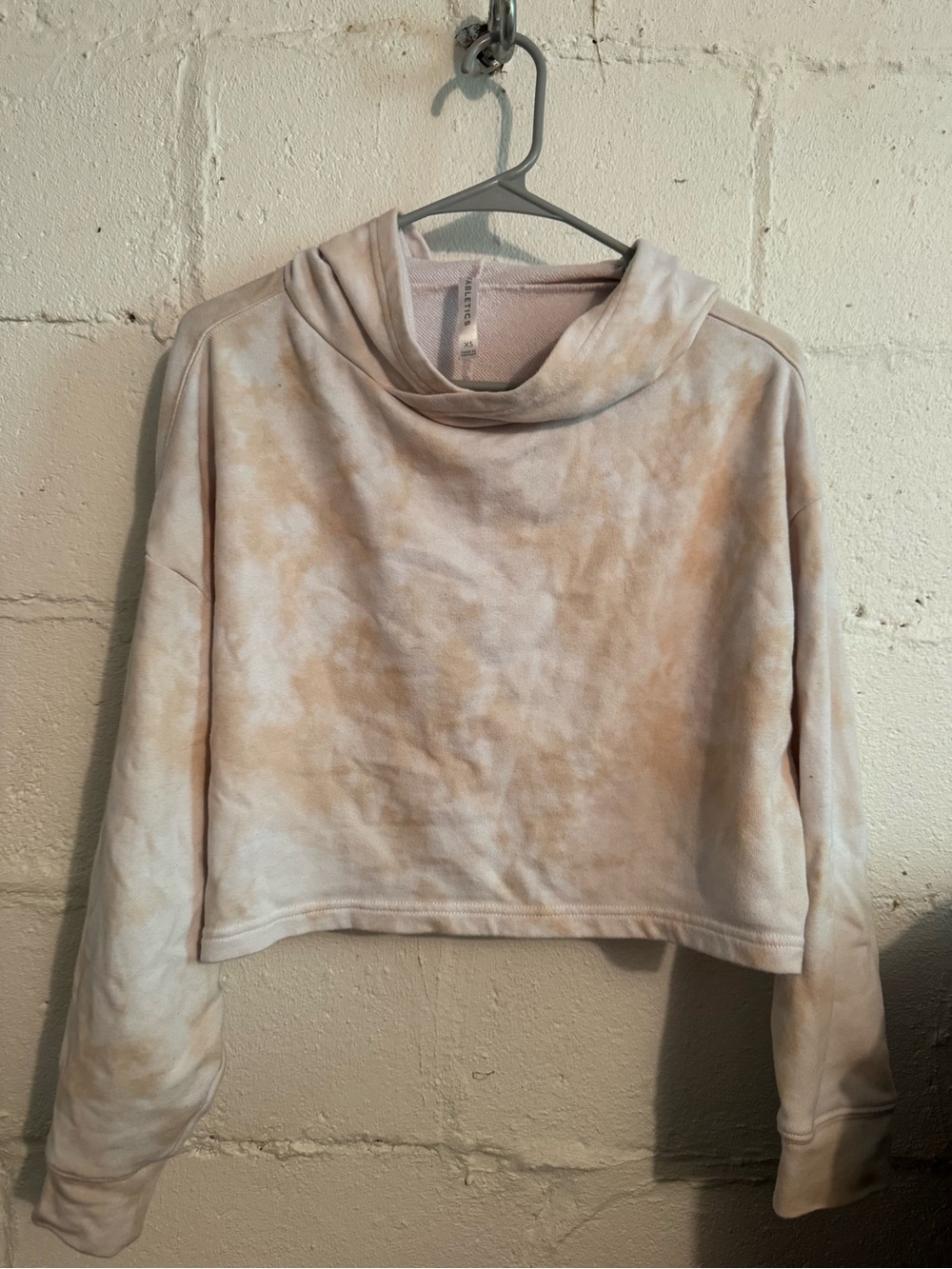 Fabletics Cropped Long-Sleeve Tie-Dye Sweatshirt in Cream and Tan
